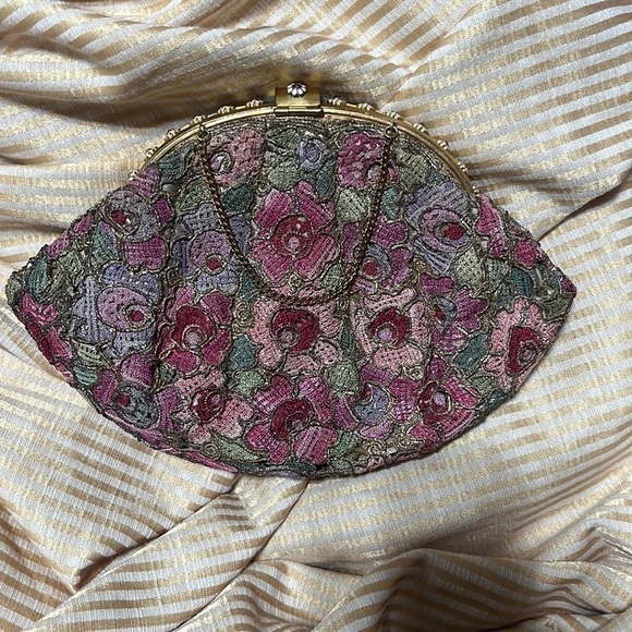 FLORAL LACE KNIT EVENING BAG CLUTCH, PINK AND GOLD. - Picture 4 of 9